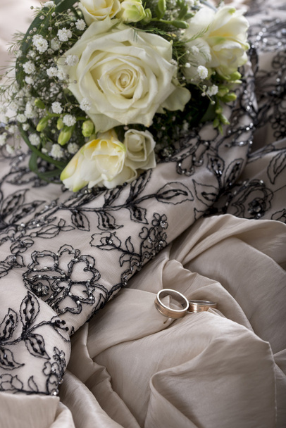 Hochzeitsstimmung mit wunderschönem Brautstrauß aus Blumen und zwei  - Foto, Bild