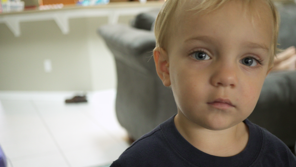 Close-up uitzicht op een kleine jongen in een blauw overhemd - Video