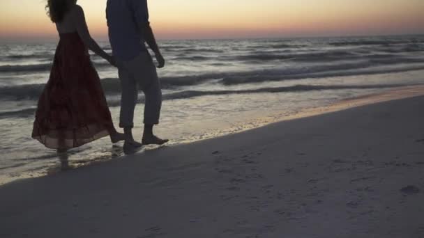 Una coppia gode di una romantica spiaggia in un resort
 - Filmati, video
