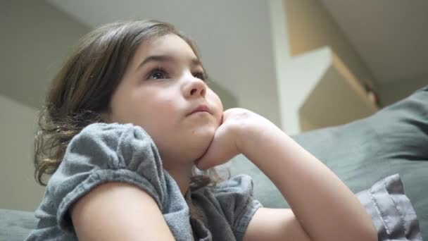 Views of a child engrossed in a visual media entertainment. - Filmagem, Vídeo