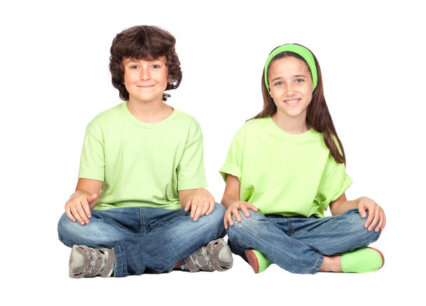Paar Kinder mit gleicher Kleidung sitzen - Foto, Bild