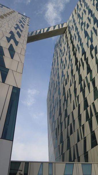 Edificio hotelero futurista
 - Foto, Imagen