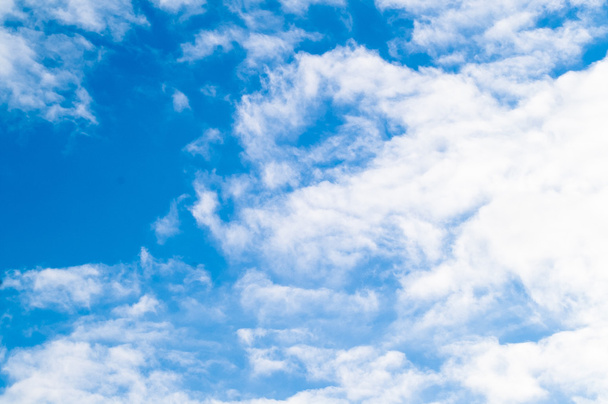 cielo azul con diferentes nubes hermosas en él
 - Foto, imagen