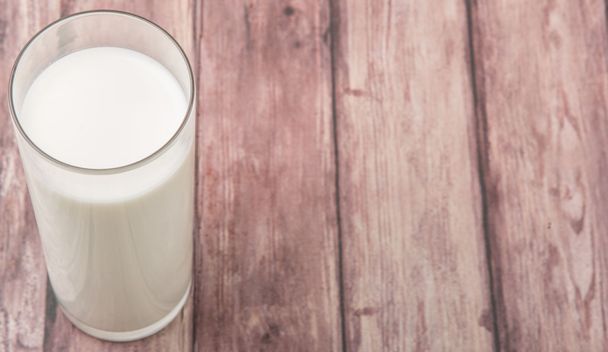 Стакан свежего молока - Фото, изображение