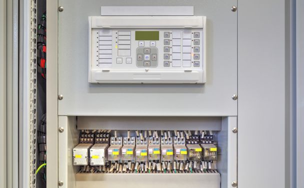 Panel de control eléctrico con dispositivo electrónico para la protección de relés en subestaciones eléctricas
 - Foto, imagen