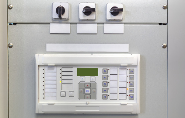 Elektrische controlepaneel met elektronisch apparaat voor relay bescherming in elektrische onderstation - Foto, afbeelding