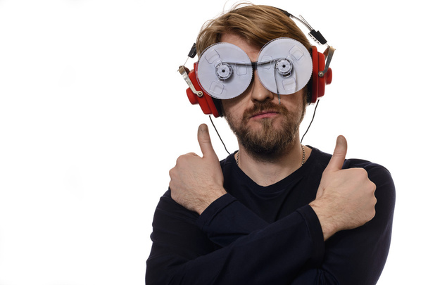 portret młodego człowieka w okularach słuchać muzyki kciuki się - Zdjęcie, obraz