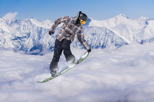 Snowboarder volante sulle montagne. Sport estremi. - Foto, immagini