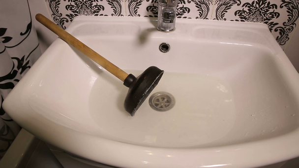 Waschbecken und ein Kolben - Filmmaterial, Video
