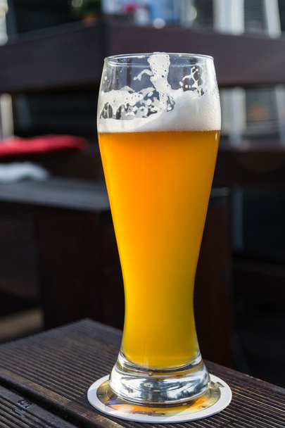 Um copo de cerveja weiss alemã
 - Foto, Imagem