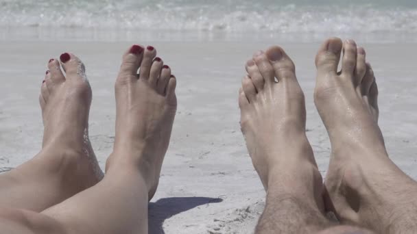 Blick auf die Füße der Menschen als Entspannung am Strand - Filmmaterial, Video
