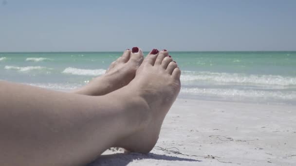 A relax népek láb a tengerparton nézet - Felvétel, videó