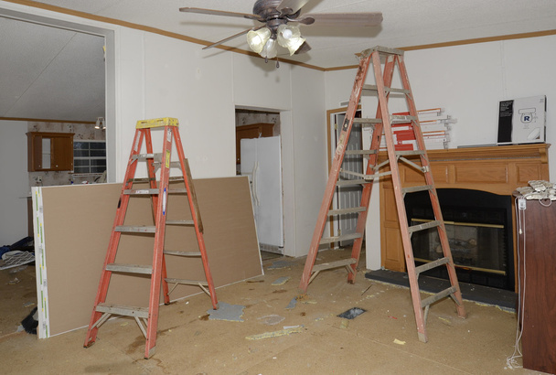 Reparación interior de una casa móvil
 - Foto, Imagen