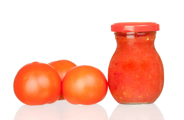 Tre pomodori freschi con salsa di pomodoro barca
 - Foto, immagini