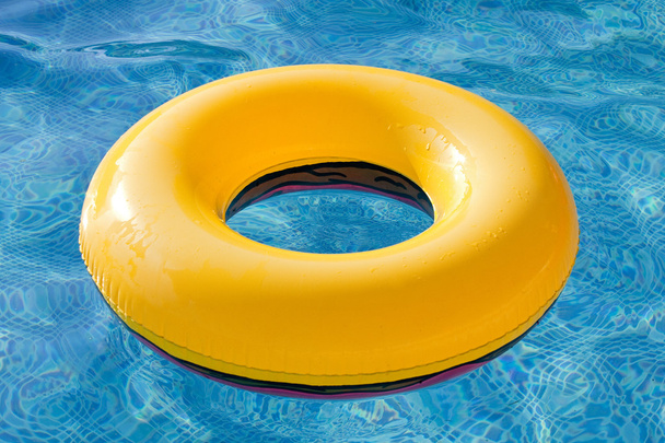 Gelber Schwimmer schwimmt im Pool - Foto, Bild
