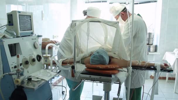 Operatie om te verwijderen van een hernia. - Video