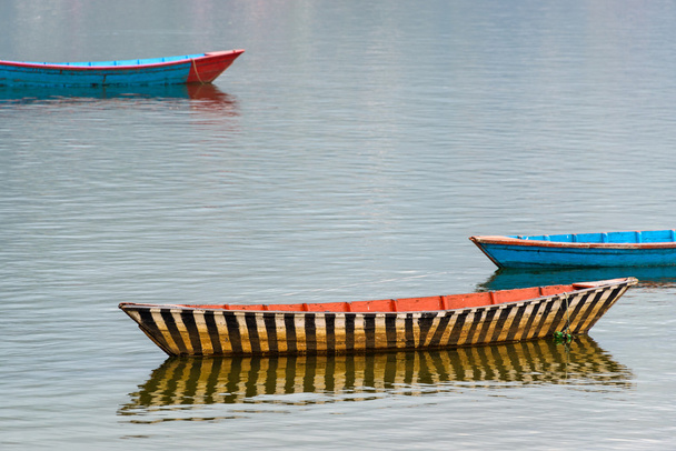 Pequeno barco no Lago Fewa, Nepal
 - Foto, Imagem
