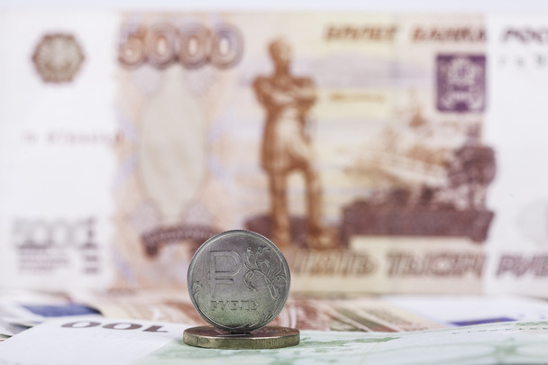 moneta di rublo sullo sfondo della banconota 5000 rubli primo piano
 - Foto, immagini