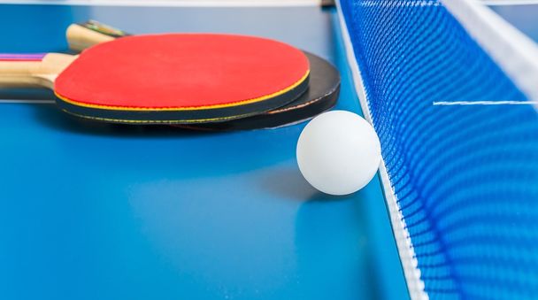 Tenis stołowy netto i sprzęt do gry w ping-ponga. - Zdjęcie, obraz