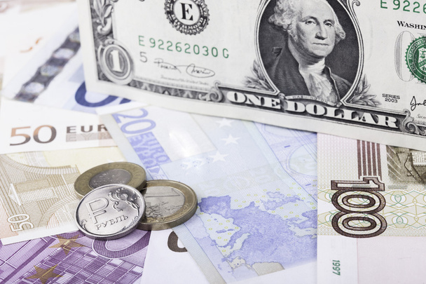 Moneta Rubel na tle rachunki Dolar i Euro - Zdjęcie, obraz