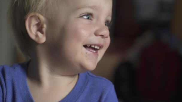 Mały chłopiec ubrany w niebieską koszulę - Materiał filmowy, wideo