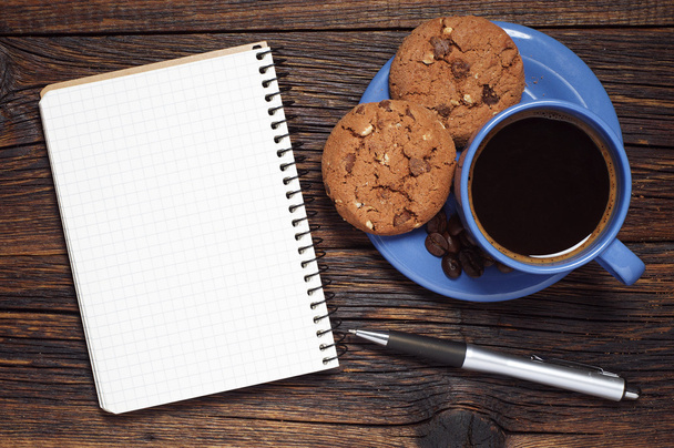 Blauwe kopje koffie, koekjes en Kladblok - Foto, afbeelding