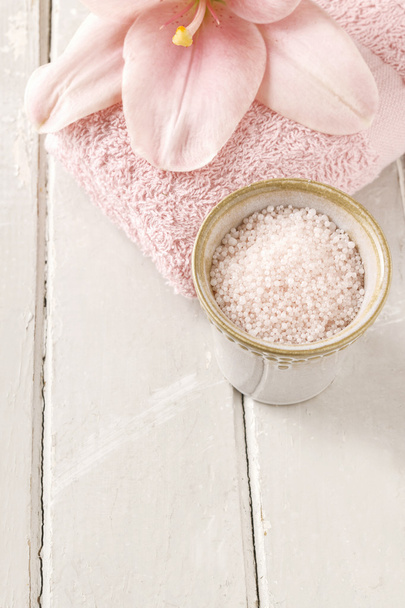 Pink lily flower and soft towel on wooden background - Foto, Imagem
