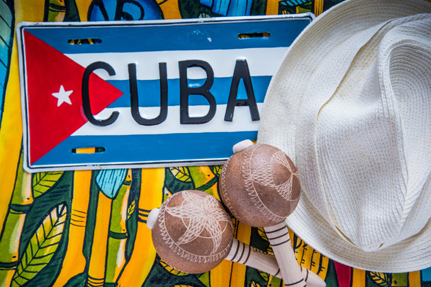 Chapéu Panamá e maracas, viajar para Cuba
 - Foto, Imagem
