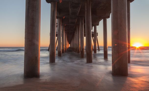 Bajo el muelle de Huntington Beach
 - Foto, Imagen