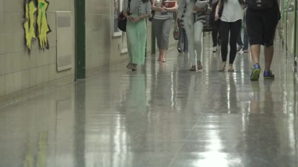 Estudantes andando pelo corredor por armários
 - Filmagem, Vídeo