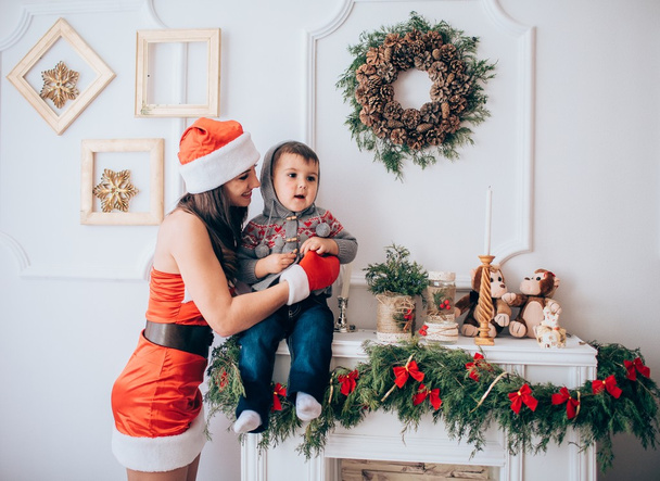 Weihnachtsmann-Helferin mit kleinem Jungen - Foto, Bild