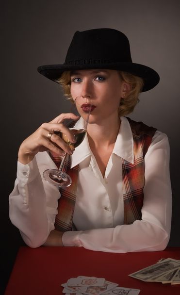 Mulher bonita em um chapéu preto com um copo de vinho
 - Foto, Imagem