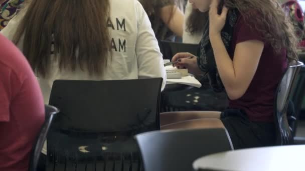 Bir sınıfta masalarında çalışan öğrenciler - Video, Çekim