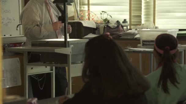 Schüler arbeiten am Schreibtisch im Klassenzimmer - Filmmaterial, Video
