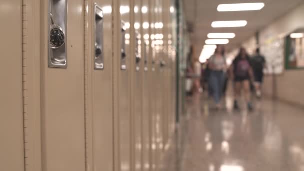 Fiatal diákok sétál a folyosón - Felvétel, videó