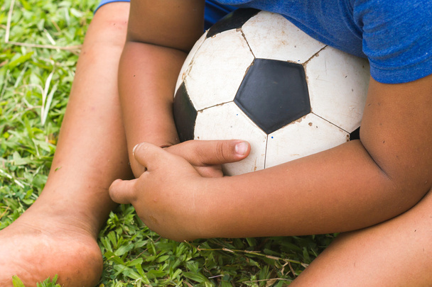 Niño jugar fútbol en el campo de hierba
. - Foto, Imagen