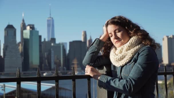 Une belle femme près de Manhattan et du pont de Brooklyn
 - Séquence, vidéo