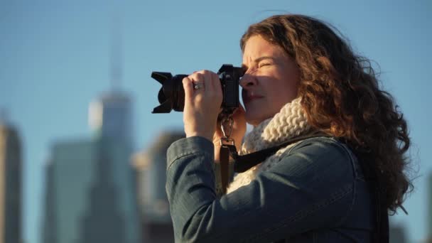 Nainen ottaa kuvia NYC skyline
 - Materiaali, video
