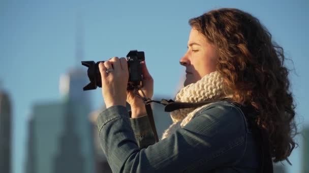 Kobieta robi zdjęcia panoramę Nyc - Materiał filmowy, wideo
