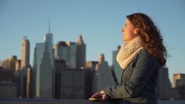 Une belle femme près du pont de Brooklyn regarde Manhattan
 - Séquence, vidéo