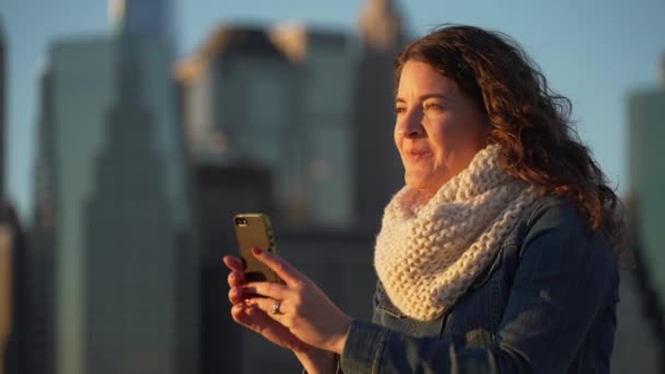 Piękna kobieta używa jej telefon komórkowy do wywołania i tekst - Materiał filmowy, wideo