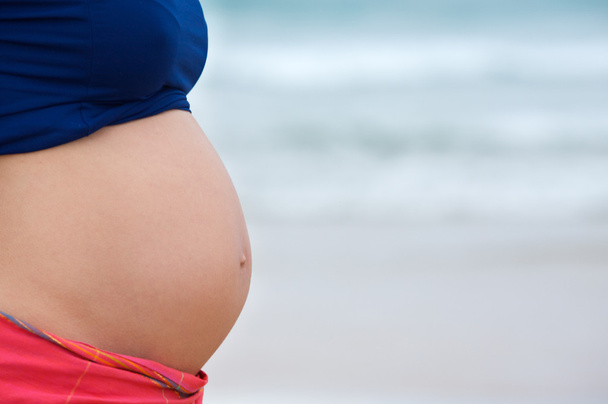 zwanger met zee achtergrond - Foto, afbeelding