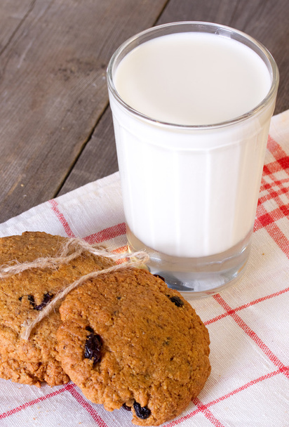 Oatmeal cookies with raisins and a glass of milk - 写真・画像