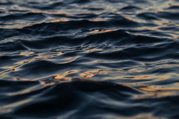 Agua de mar azul oscuro claro
 - Foto, Imagen