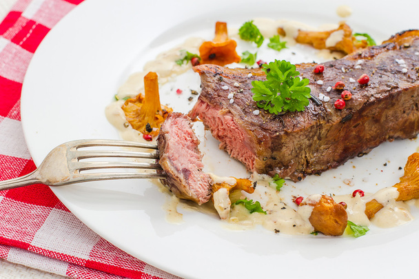 Grilled rump steak with chanterelle mushrooms - Photo, Image