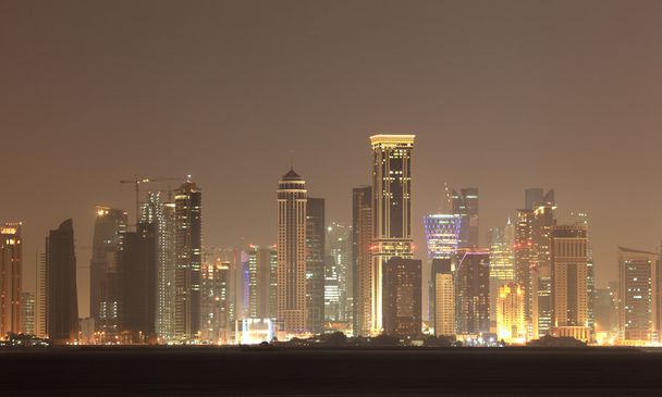 Doha skyline la nuit, Qatar, Moyen-Orient
 - Photo, image