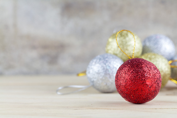 Decoração de Natal com bola de bugiganga em fundo de mesa de madeira
 - Foto, Imagem