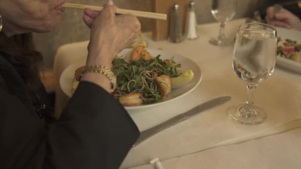 Scena ludzi, jedzenie w restauracji - Materiał filmowy, wideo