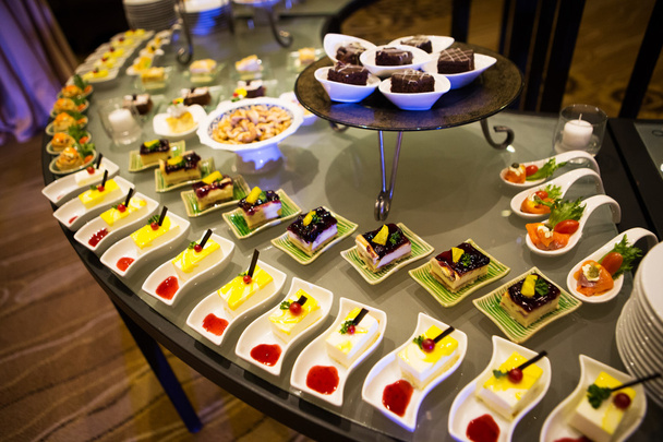 Cocktail osapuoli erilaisia jälkiruokia ja ruokaa sisustettu sp
 - Valokuva, kuva