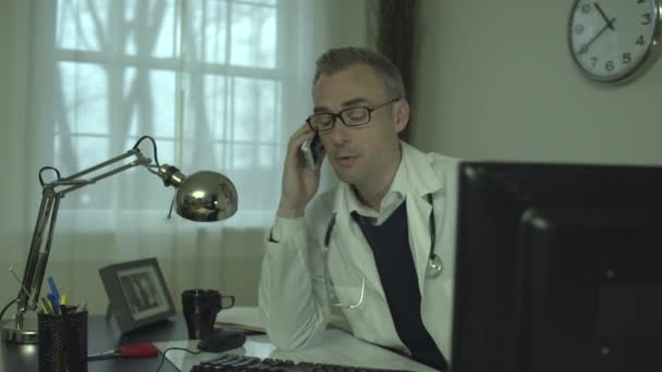 Lékař v jeho kanceláři - Záběry, video